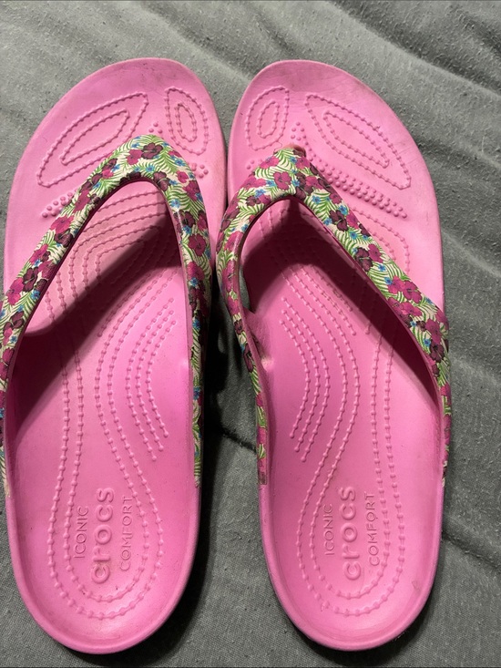 CROCS Shoes - CROCS Pink Floral-Print Strap Flip Sandals